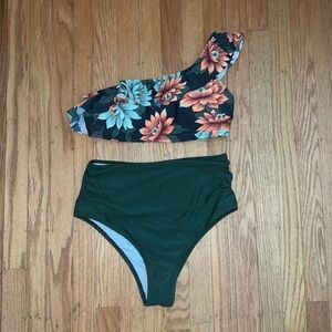 Size M woman's baithing suite.